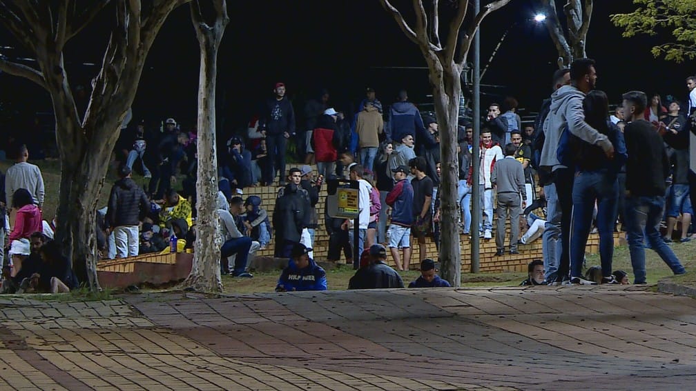 Aglomeração na Praça do Papa e Desrespeito do uso de Máscaras Obrigatório e distanciamento