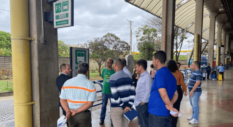 Equipe da Prefeitura de Belo Horizonte realiza ação na Estação Barreiro