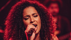 Liza Lou apresenta turnê “Doce Confusão” na Casa Outono em Belo Horizonte