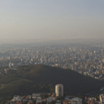 Poluição, ar seco e incêndios deixam céu cinza e "esfumaçado" em parte de Belo Horizonte