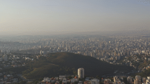 Poluição, ar seco e incêndios deixam céu cinza e "esfumaçado" em parte de Belo Horizonte