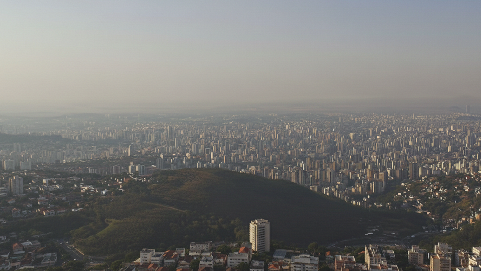 Poluição, ar seco e incêndios deixam céu cinza e "esfumaçado" em parte de Belo Horizonte
