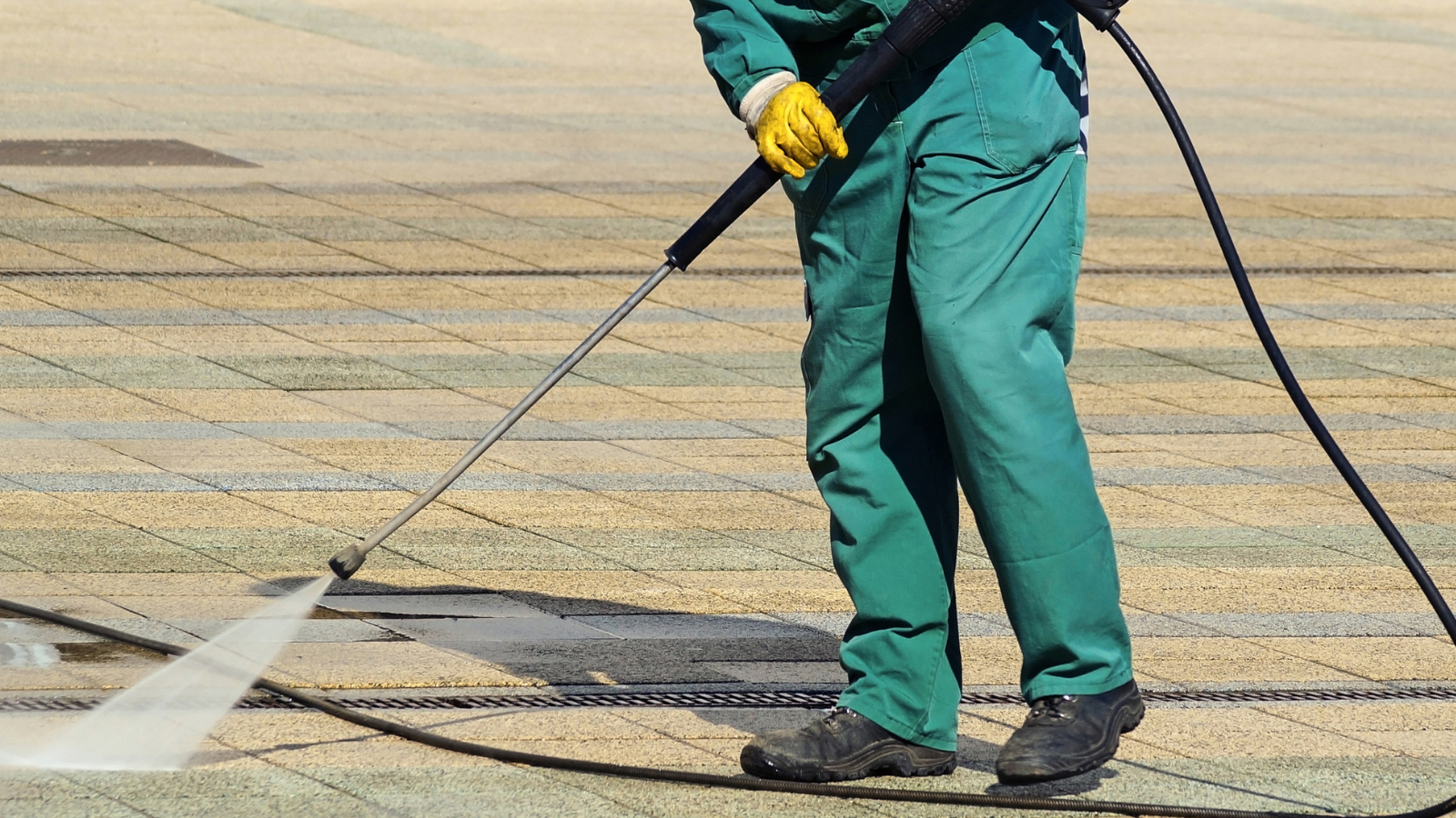 Prefeitura de Belo Horizonte realiza mutirão de limpeza e prevenção de enchentes no Barreiro