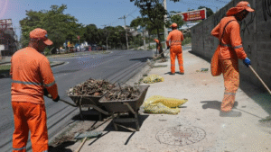 Prefeitura de Belo Horizonte realiza mutirão de limpeza e prevenção de enchentes no Barreiro