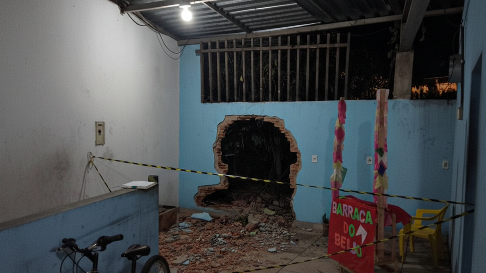 Pedra se desprende de encosta e atinge casa durante chuva em Belo Horizonte